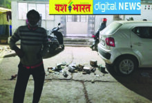 वेतन नहीं मिलने पर सफाई कर्मियों का अनोखा प्रदर्शन, सामुदायिक स्वास्थ्य केंद्र परिसर में फैलाया कचरा, अधिकारियों ने दिया जल्द समस्या का समाधान 7 03 3