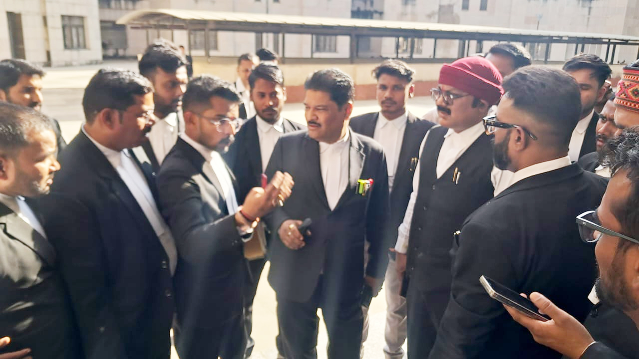 जिला न्यायालय परिसर में धमाके से हड़कंप, सीजेएम कोर्ट के सामने फटी संदिग्ध वस्तु; सीसीटीवी खंगालने के निर्देश 2 04 15