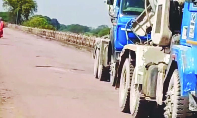 गैसाबाद में ब्यारमा नदी पर बना पुराना पुल क्षतिग्रस्त, बड़े वाहनों का आवागमन बंद होने से परेशान हो रहे वाहन चालक, जताया आक्रोश 1 05 1
