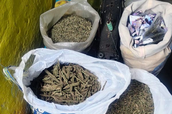 तीन नशे के सौदागरों को दबोचा, लाखों का गांजा और शराब जब्त 1 05 12