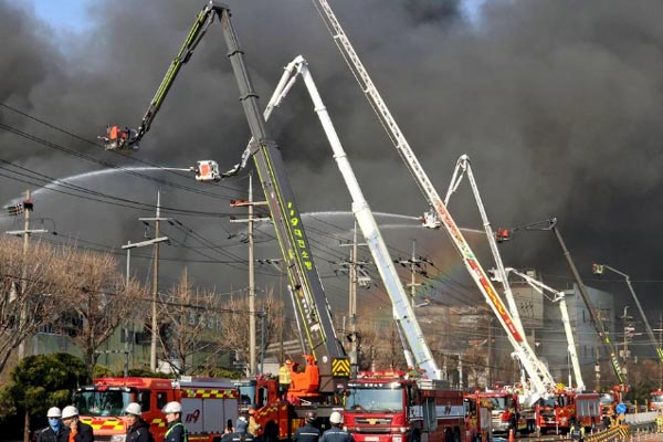 दक्षिण कोरिया के डेजॉन कारखाने में भीषण आग: 10 की मौत, कई गंभीर, बचाव कार्य जारी 1 06 10
