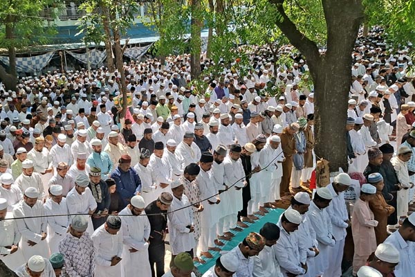 अमन-चैन की दुआओं के साथ अदा हुई ईद की नमाज़,जबलपुर में दिखा भाईचारे का रंग 1 08 6