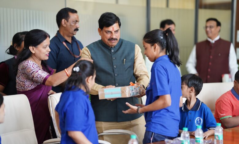 समत्व भवन में बच्चों संग सीएम डॉ. मोहन यादव का स्नेह मिलन, गूंजा खुशी का माहौल 1 IMG 20260325 WA00311