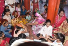 इमली वाली माता खेड़ापति मंदिर में उमड़ी आस्था, कन्या पूजन में शामिल हुए सैकड़ों श्रद्धालु चैत्र नवरात्रि पर भक्ति-भाव से हुआ पूजन, कन्याओं को माता स्वरूप मानकर किया सम्मान और भंडारा 10 IMG 20260326 WA0034