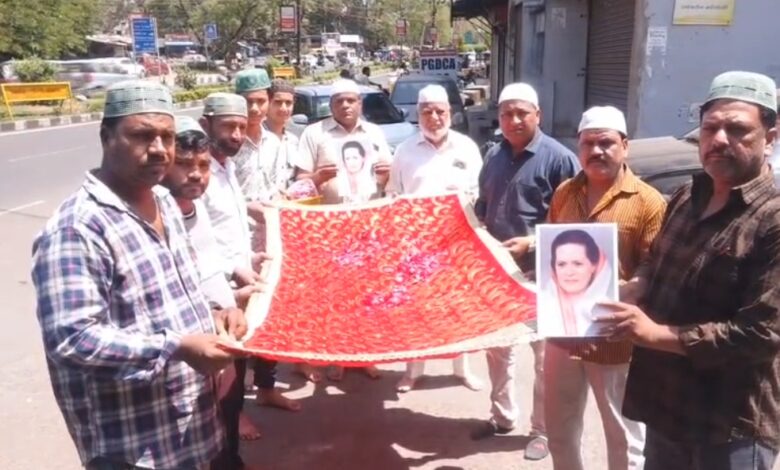 सोनिया गांधी के शीघ्र स्वास्थ्य लाभ के लिए दरगाह पर चादर चढ़ाकर कांग्रेसियों ने मांगी दुआ बाबा जलाल शाह दरगाह में सामूहिक प्रार्थना, देशहित में उनके योगदान को बताया महत्वपूर्ण 1 Screenshot 2026 03 25 14 27 31 13 6012fa4d4ddec268fc5c7112cbb265e7