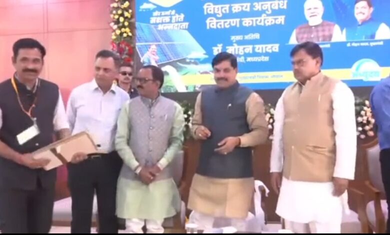 सूर्य मित्र कृषि फीडर योजना को मिली रफ्तार, चयनित विकासकों को सौंपे गए विद्युत क्रय अनुबंध सौर ऊर्जा से किसानों को दिन में निर्बाध बिजली देने की तैयारी, रोजगार और हरित ऊर्जा को मिलेगा बढ़ावा 1 Screenshot 2026 03 25 20 33 56 04 6012fa4d4ddec268fc5c7112cbb265e7