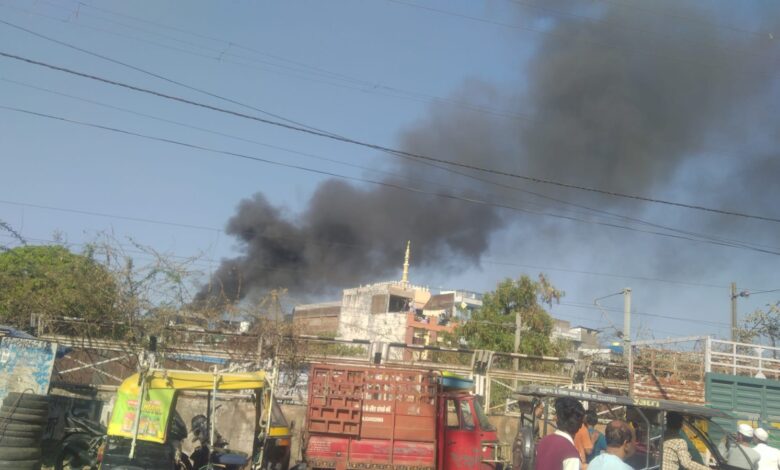 बाग उमराव दूल्हा में तीन मंजिला इमारत में भीषण आग 1 WhatsApp Image 2026 03 09 at 15.50.49