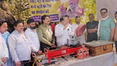 नाले में उतरकर गैस बनाने की कोशिश, कांग्रेस का अनोखा प्रदर्शन 7 WhatsApp Image 2026 03 16 at 12.12.35 1