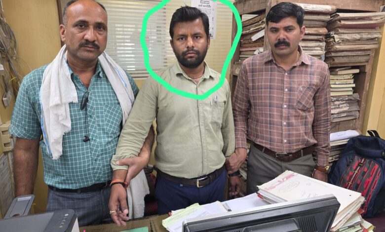 लीज नवीनीकरण के नाम पर रिश्वत लेते हाउसिंग बोर्ड का डेटा एंट्री ऑपरेटर रंगे हाथ गिरफ्तार 1 WhatsApp Image 2026 03 17 at 14.08.02