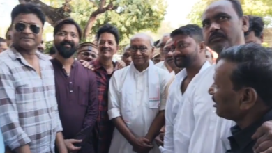 दिग्विजय सिंह का चुनाव आयोग दफ्तर में प्रवेश, साथ में पीसी शर्मा और अन्य नेता 7 diggi