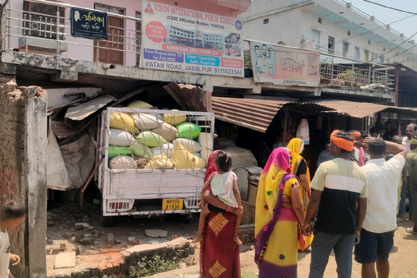 आधी रात की आग ने उजाड़ दिया परिवार: झुग्गियों में लगी भीषण आग, पति-पत्नी और मासूम की मौत 1 01 27