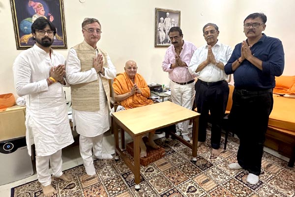 महंत स्वामी महाराज के सान्निध्य में भाव-विभोर हुए विवेक तन्खा, जबलपुर की यादों ने छुआ दिल 2 01
