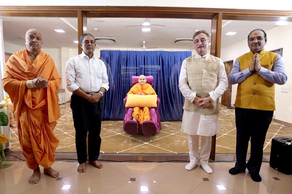महंत स्वामी महाराज के सान्निध्य में भाव-विभोर हुए विवेक तन्खा, जबलपुर की यादों ने छुआ दिल 4 02