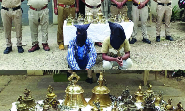 मंदिर से घंटे चोरी करने वाले दो शातिर बदमाश गिरफ्तार, 29 घंटे बरामद, प्राचीन मसान बब्बा मंदिर में चोरी का पर्दाफाश 1 03 9