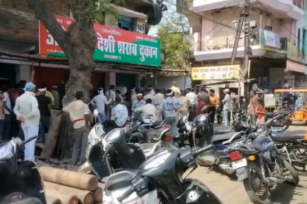 रद्दी चौकी क्षेत्र में मंदिर के पास शराब दुकान का विरोध, रहवासियों ने किया प्रदर्शन 1 04 13