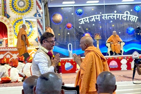 महंत स्वामी महाराज के सान्निध्य में भाव-विभोर हुए विवेक तन्खा, जबलपुर की यादों ने छुआ दिल 2 04