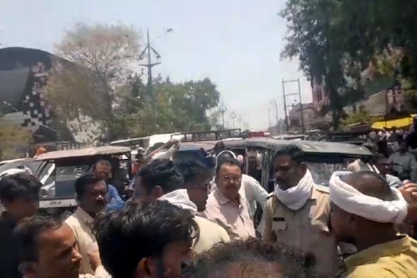 डीएसी नंबर और ओटीपी के बावजूद नहीं मिल रहा गैस सिलेंडर,एजेंसी के बाहर उपभोक्ताओं का चक्काजाम, 2 05 10