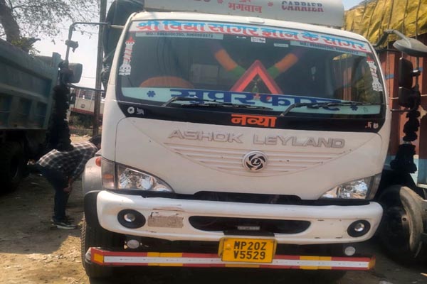 नो एंट्री प्वाइंट के पास खड़े ट्रक से डीजल चोरी, यातायात पुलिस सवालों के घेरे में 1 05 17