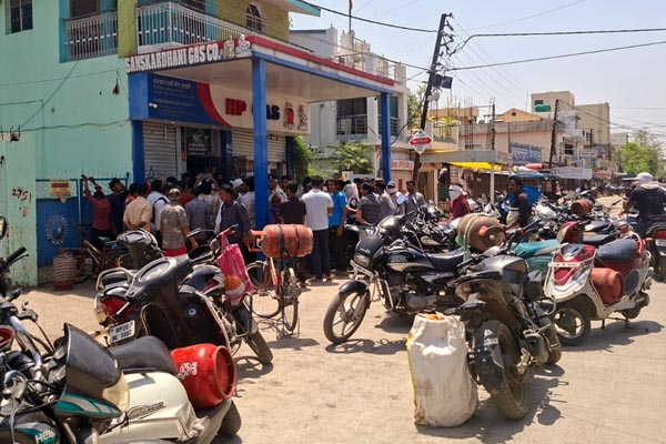 डीएसी नंबर और ओटीपी के बावजूद नहीं मिल रहा गैस सिलेंडर,एजेंसी के बाहर उपभोक्ताओं का चक्काजाम, 1 06 11