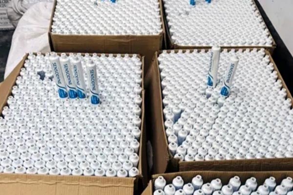 नकली टूथपेस्ट फैक्ट्री का भंडाफोड़: Sensodyne के नाम पर बेचा जा रहा था फर्जी माल 1 06 3