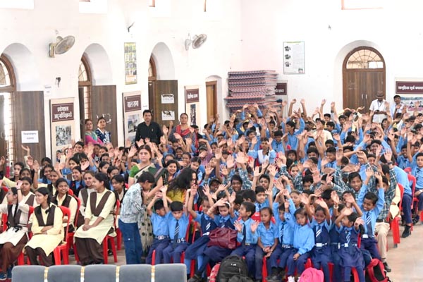 प्रवेशोत्सव में गूंजा शिक्षा का संदेश: ‘हर बच्चा पढ़े-बढ़े और देश का नाम रोशन करे’” 2 06