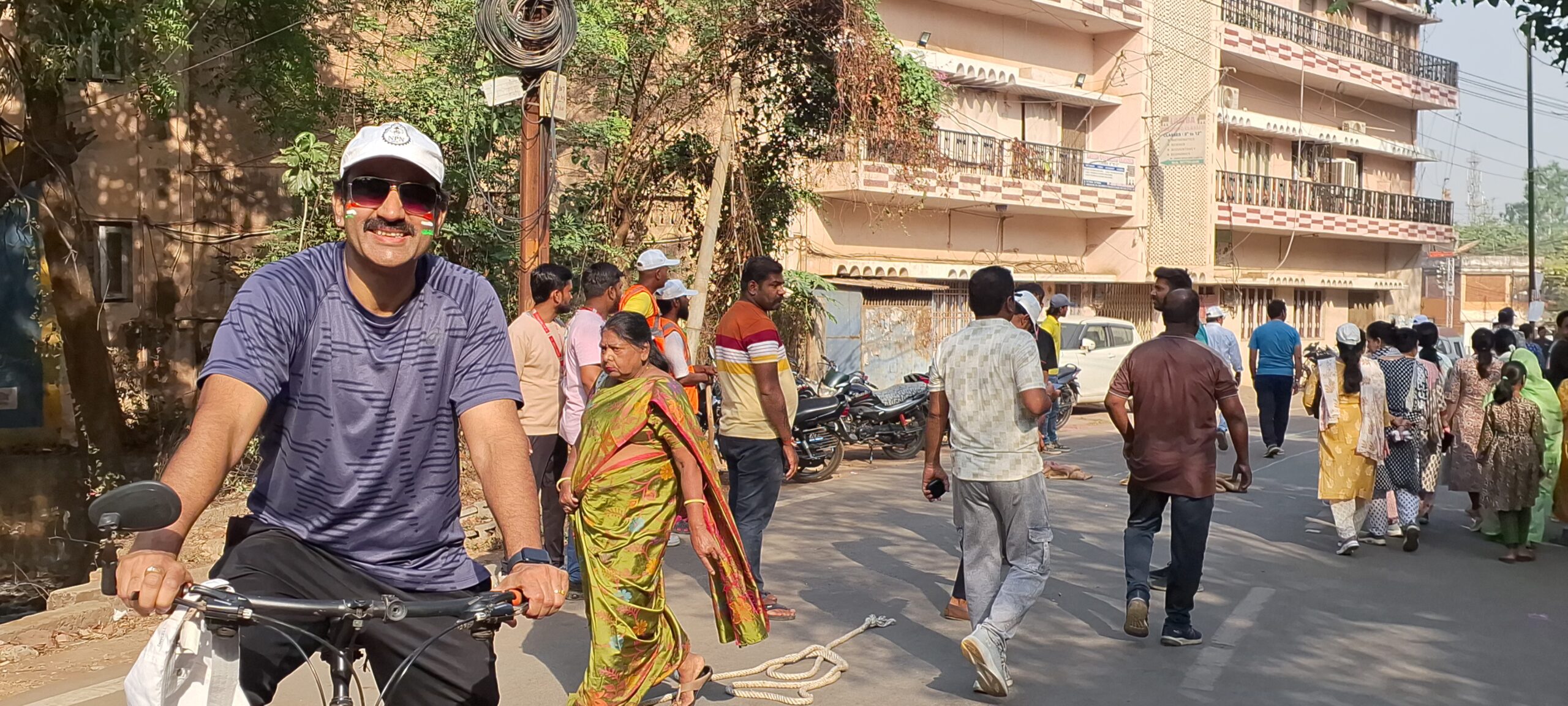 सड़क बनी उत्सव का मंच—कहीं ताकत की परीक्षा, कहीं फिटनेस का जुनून 7 20260426 080630 scaled