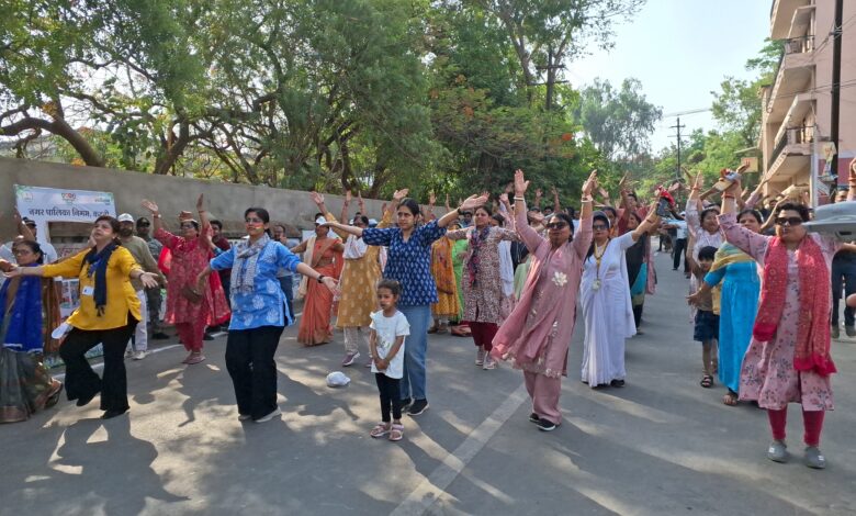 सड़क बनी उत्सव का मंच—कहीं ताकत की परीक्षा, कहीं फिटनेस का जुनून 1 20260426 082058