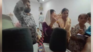 ग्वारीघाट में धर्मांतरण के आरोप पर हंगामा, पुलिस की तत्परता से स्थिति नियंत्रित; दो हिरासत में, खबर में जाने के लिए लिंक क्लिक करें और देखें खबर से जुड़े सारे वीडियो 9 20260426 155115