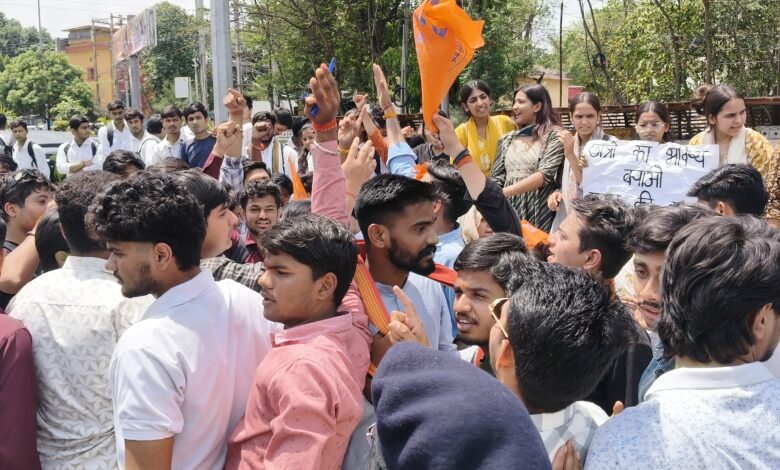 पॉलिटेक्निक चौराहे पर शराब दुकान के खिलाफ ABVP का उग्र प्रदर्शन छात्रों ने की दुकान बंद करने की मांग, प्रशासन को सौंपा ज्ञापन 1 IMG 20260408 WA0024