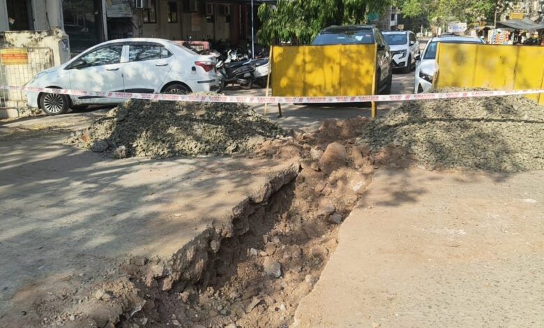 एमपी नगर जोन-1 में सड़क का एक हिस्सा बंद, राहगीरों और दफ्तर जाने वालों को परेशानी 1 IMG 20260411 WA0063