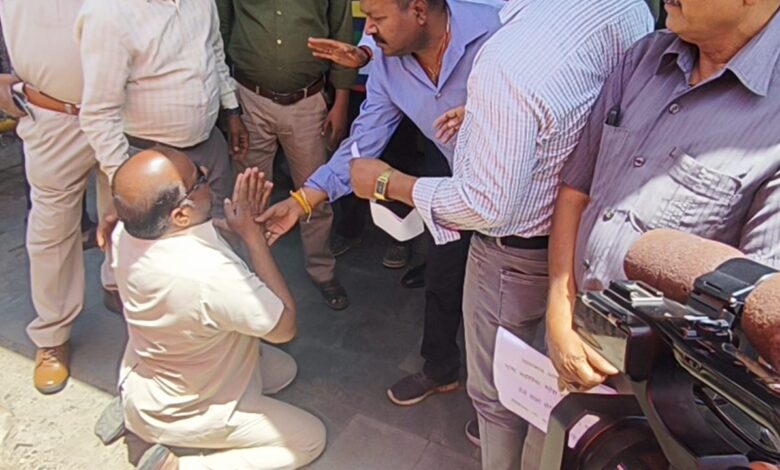 व्यवसायियों का फूटा गुस्सा उत्पीड़न रोकने और अधिकार दिलाने की मांग, निगम आयुक्त को सौंपा ज्ञापन 1 IMG 20260413 WA0014