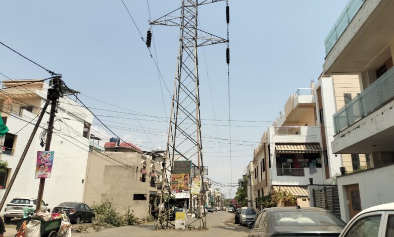 भोपाल का एफिल टावर बना खतरे की घंटी, बीच सड़क खड़े हाईटेंशन खंभों से दहशत में रहवासी 1 IMG20260401123012