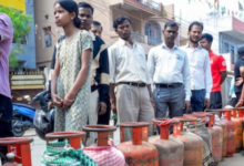 सरकारी दावों की उतरी 'गैस', आंकड़ों की बाजीगरी के बीच खाली पड़े हैं जनता के चूल्हे! : गैस की भीषण किल्लत: 15 दिन बाद भी नहीं मिल रहा सिलेंडर 10 Screenshot 20260407 181826.WhatsApp