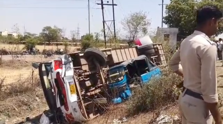 भीषण हादसा: सतना-चित्रकूट मार्ग पर अनियंत्रित होकर पलटी नफीस ट्रेवल्स की बस, 25 यात्री घायल,तीन की हालत गंभीर, ऑटो को बचाने के चक्कर में हाटी मोड़ के पास हुई दुर्घटना 1 Screenshot 20260414 190005.WhatsApp