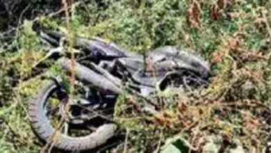 भीषण सड़क हादसा: कार की टक्कर से मोटरसाइकिल के हुए दो टुकड़े, पटवारी की मौत, दूसरा गंभीर 1 Screenshot 20260415 094617.WhatsApp