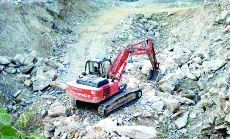 खनिज विभाग को नहीं मालूम, कौन करवा रहा अवैध खनन, पोकलीन मशीन जब्त करने के बाद गाड़ी मालिक का भी पता नहीं, दो साल से बंद पड़ी खदानों में लाइम स्टोन के अवैध खनन का मामला 1 Untitled 1 copy 9