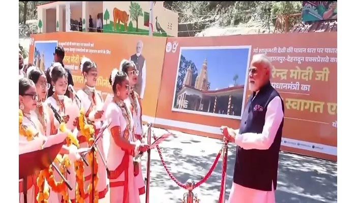 प्रधानमंत्री के रोड शो में मानव श्रृंखला बनाकर लोगों ने बरसाए फूल, मोदी-मोदी के नारों से गूंजीं शिवालिक की पहाड़ियां 1 Untitled 3 copy 9