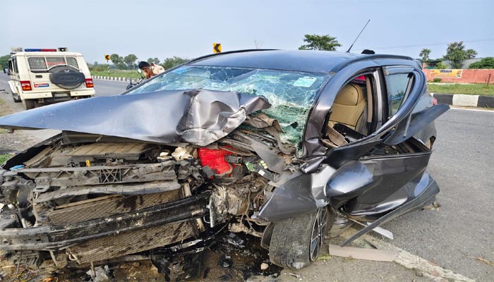 अनियंत्रित कार डिवाइडर से टकराई, दो महिलाओं की मौत; पति-पत्नी घायल 1 Untitled 6 copy 1