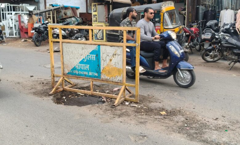 जहांगीराबाद के चिकलोद रोड पर टूटा चैंबर बना खतरा 1 WhatsApp Image 2026 04 06 at 08.37.12