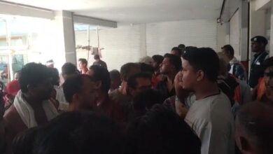 उपभोक्ताओं के पास नहीं पहुंची गैस की टंकी - मीनाल रेसीडेंसी में हुआ हंगामा, प्रशासनिक अमला मौके पर पहुंचा 10 WhatsApp Image 2026 04 15 at 12.27.04