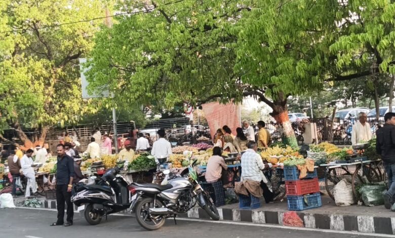 सतपुड़ा भवन के पास फुटपाथ पर बढ़ा अतिक्रमण - पैदल यात्रियों की बढ़ी परेशानी 1 WhatsApp Image 2026 04 17 at 11.26.53