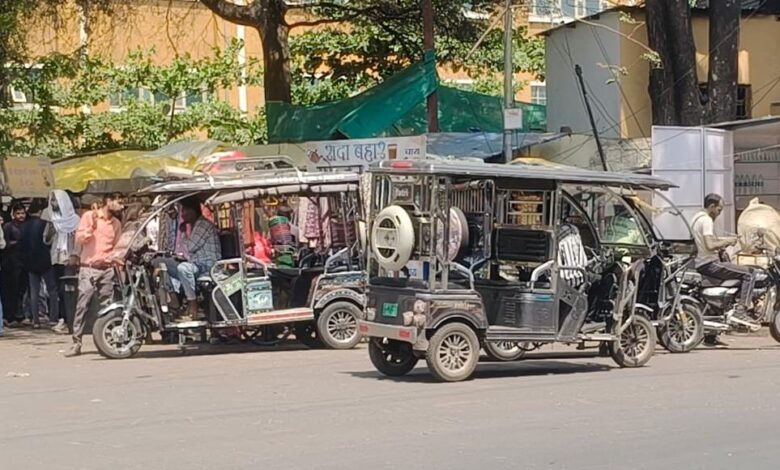 हमीदिया अस्पताल के मुख्य गेट पर ई-रिक्शा चालकों का आतंक, रोज लग रहा जाम 1 WhatsApp Image 2026 04 24 at 11.42.27