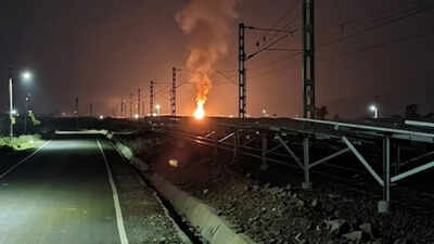 विजयपुर स्टेशन पर मालगाड़ी के इंजन में लगी भीषण आग, ओएचई लाइन जलने से घंटों बाधित रहा रेल मार्ग 1 guna vijaypur rel injin aag