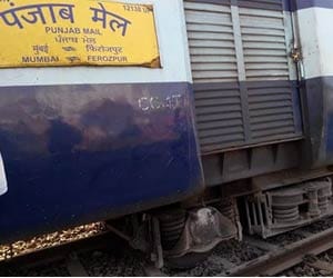 113 साल की शान ‘पंजाब मेल’ पमरे की पटरियों पर है दहाड़ती* 1 punjab mail derailed
