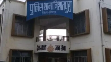 पुलिसकर्मी के घर में घुसकर बुजुर्ग महिला पर पत्थर से हमला, कान नोचकर बाली और चेन लूटी 9 thana nishapura