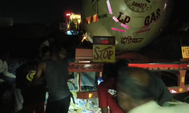 काल बनकर झुग्गी में घुसा बेकाबू CNG टैंकर; 7 साल की मासूम की मौत, परिवार के 4 लोग घायल 1 trak cng