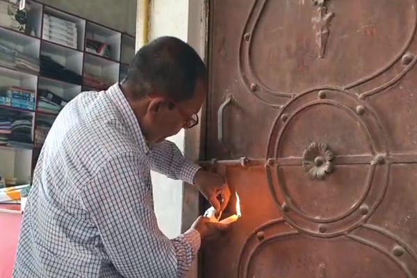 बिना डिग्री चल रहा था ‘हॉस्पिटल’, महिला की हालत बिगड़ी तो प्रशासन ने मारा छापा 1 01 34
