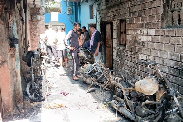 मिलौनीगंज में देर रात भीषण अग्निकांड: 8 वाहन जलकर राख, छप्पर तोड़कर परिवार ने बचाई जान 1 01 47