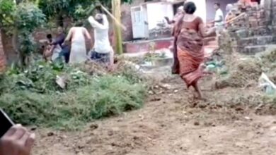 जमीनी विवाद बना रणक्षेत्र, पुलिस के सामने चले लाठी-डंडे, महिलाओं ने भी किया हमला,देखे वीडियो... 6 011 2