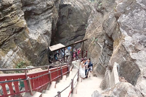 जटाओं की रहस्यमयी गुफा में विराजे भोलेनाथ,पचमढ़ी उमड़ रही आस्था की भीड़ 1 012 5